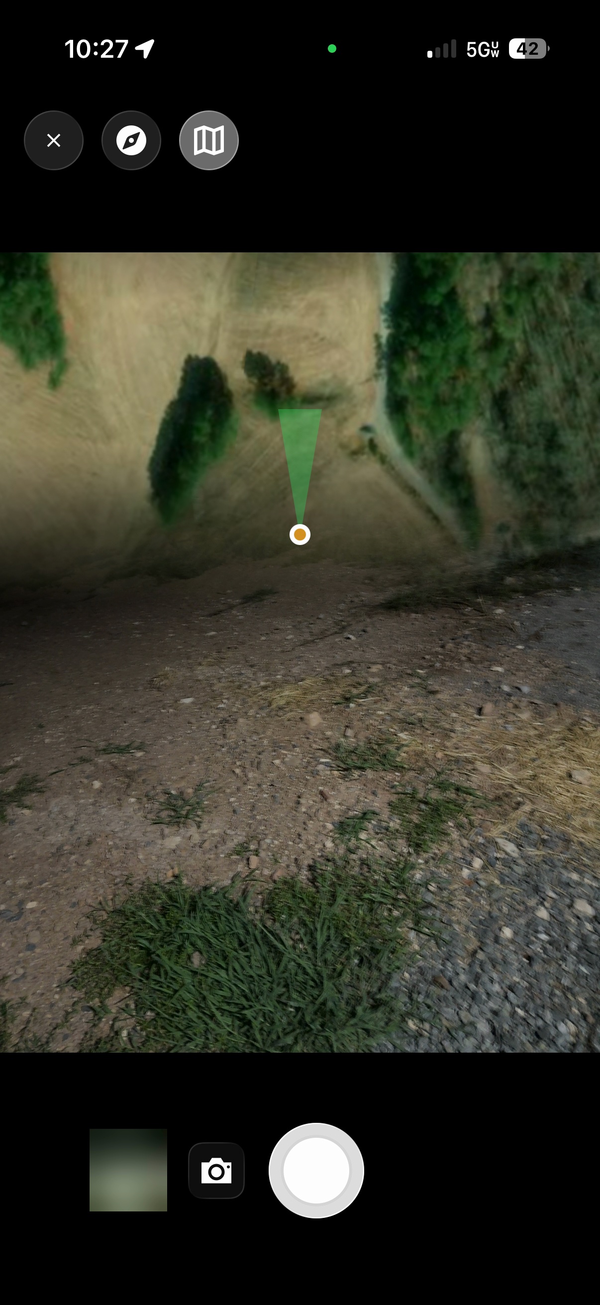 The camera viewfinder with a heading-up satellite mini-map across the top and a green cone spreading from an amber dot at the bottom of the map
